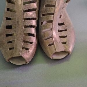 MUNRO / Abby gold nubuck metallic cutout slingback comfort sandals 7.5 Wide